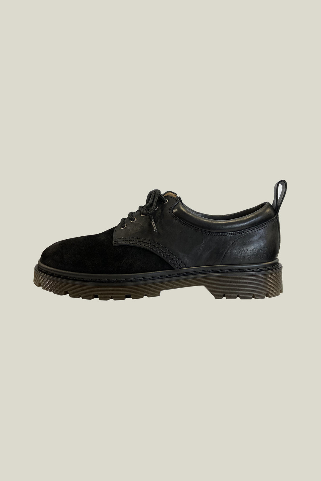 Notre modèle "Patrol", une chaussure à lacets robuste, en cuir avec une semelle à crampons, couleur noir.
