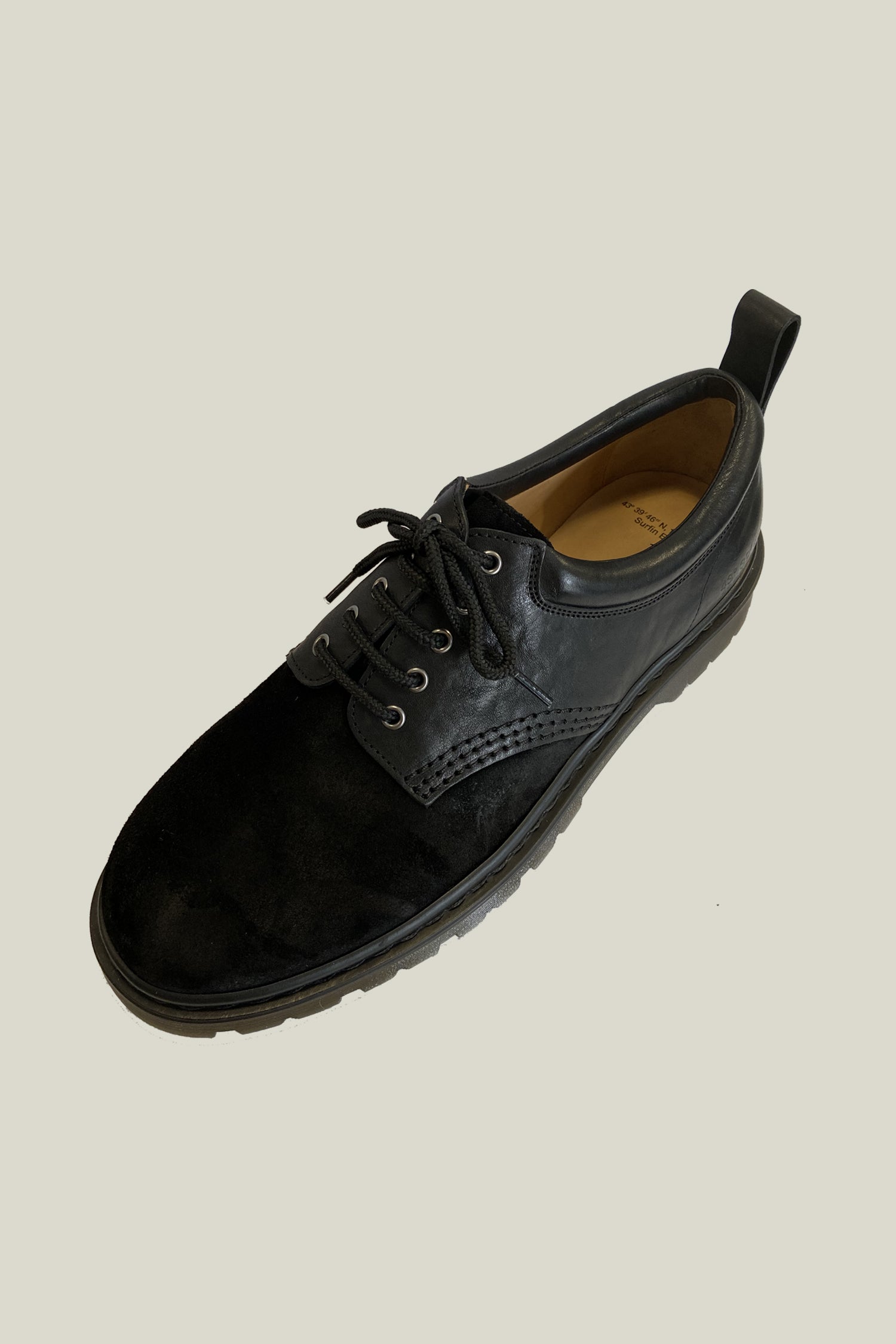 Our "Patrol" model is a robust lace-up shoe, made of leather with a spiked sole, color black.