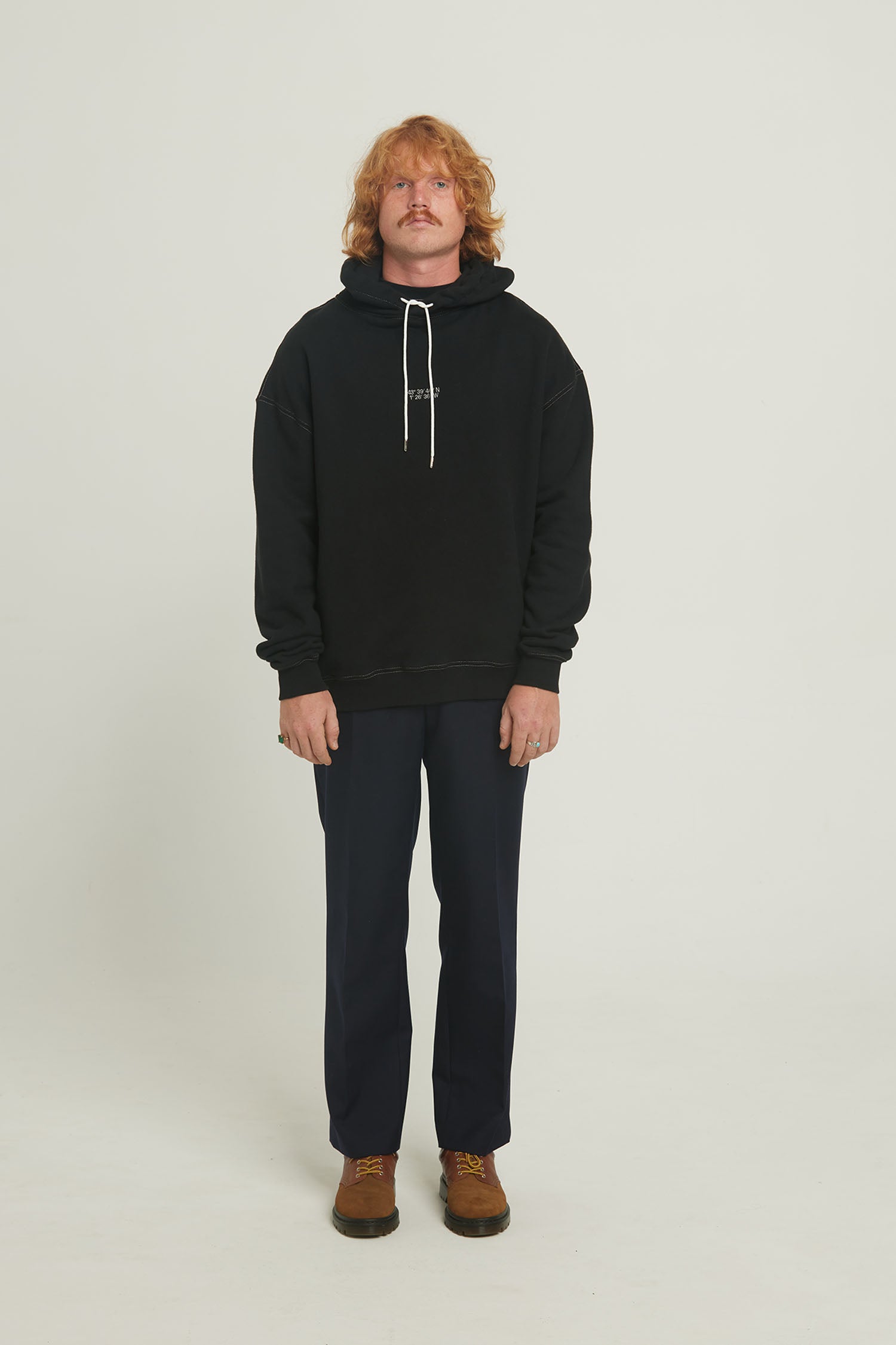 "Dawn Patrol" hoodie - Black porté par un homme