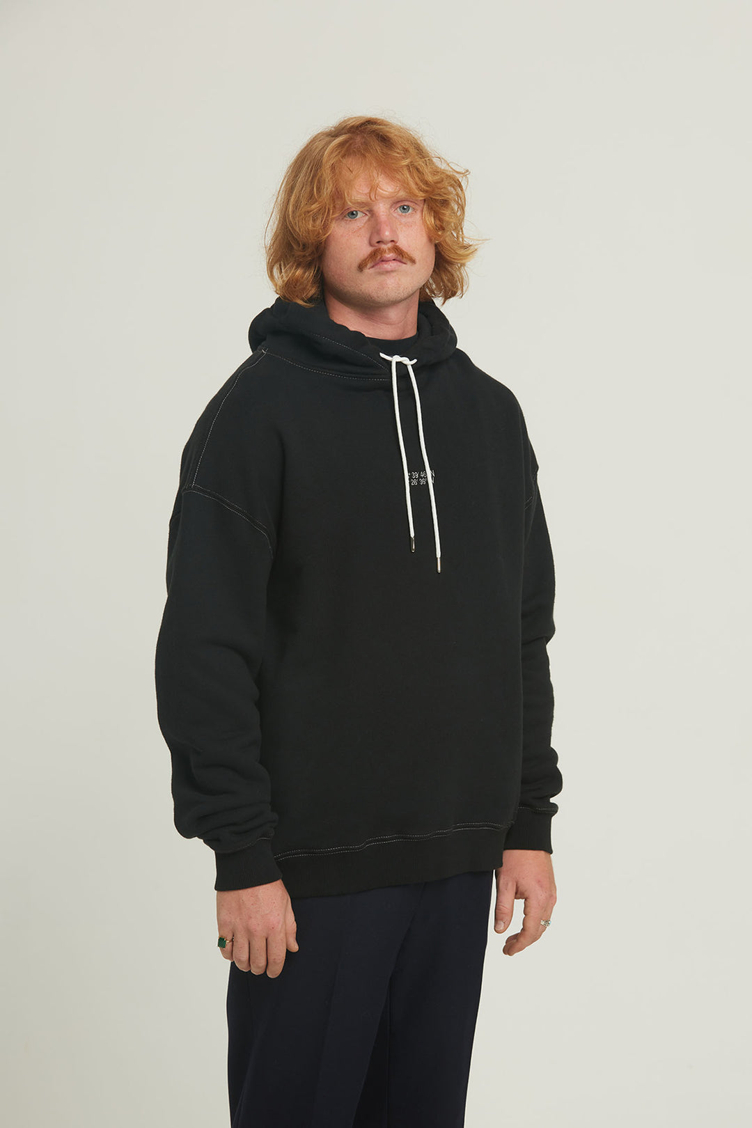 Sweat à capuche "Dawn Patrol" - Noir porté par un homme