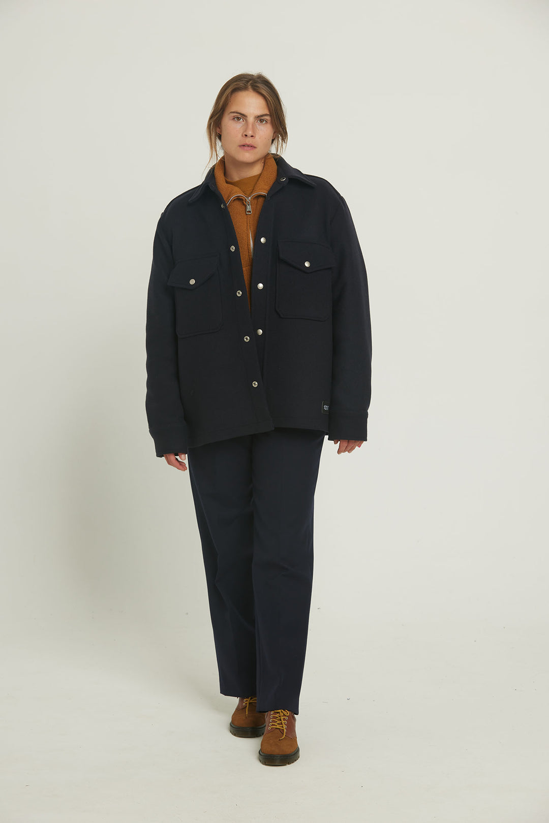 Notre surchemise "Cold Morning" est une veste en laine mélangée bleu marine. Made in Europe.