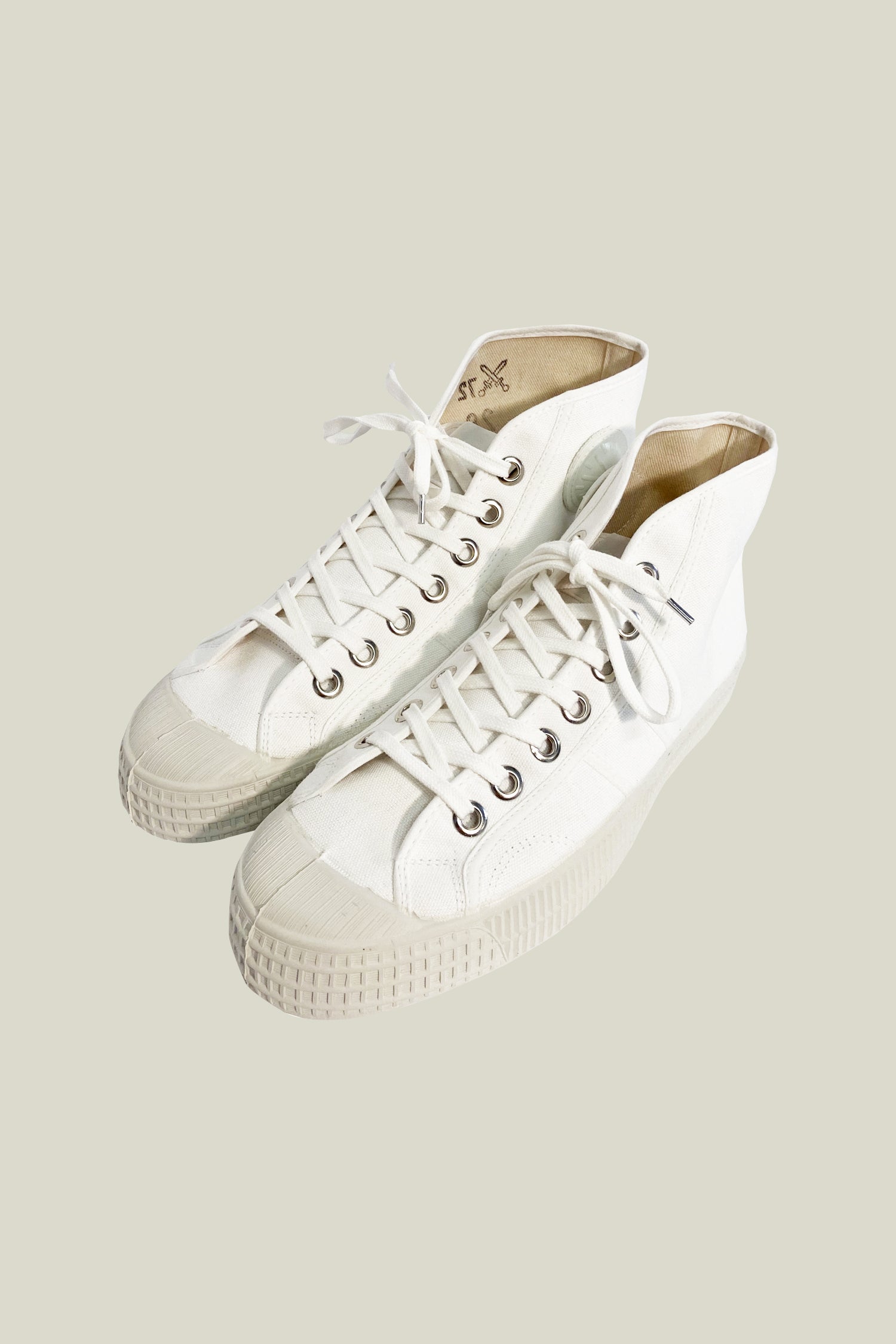 Basket "Trainers" - White