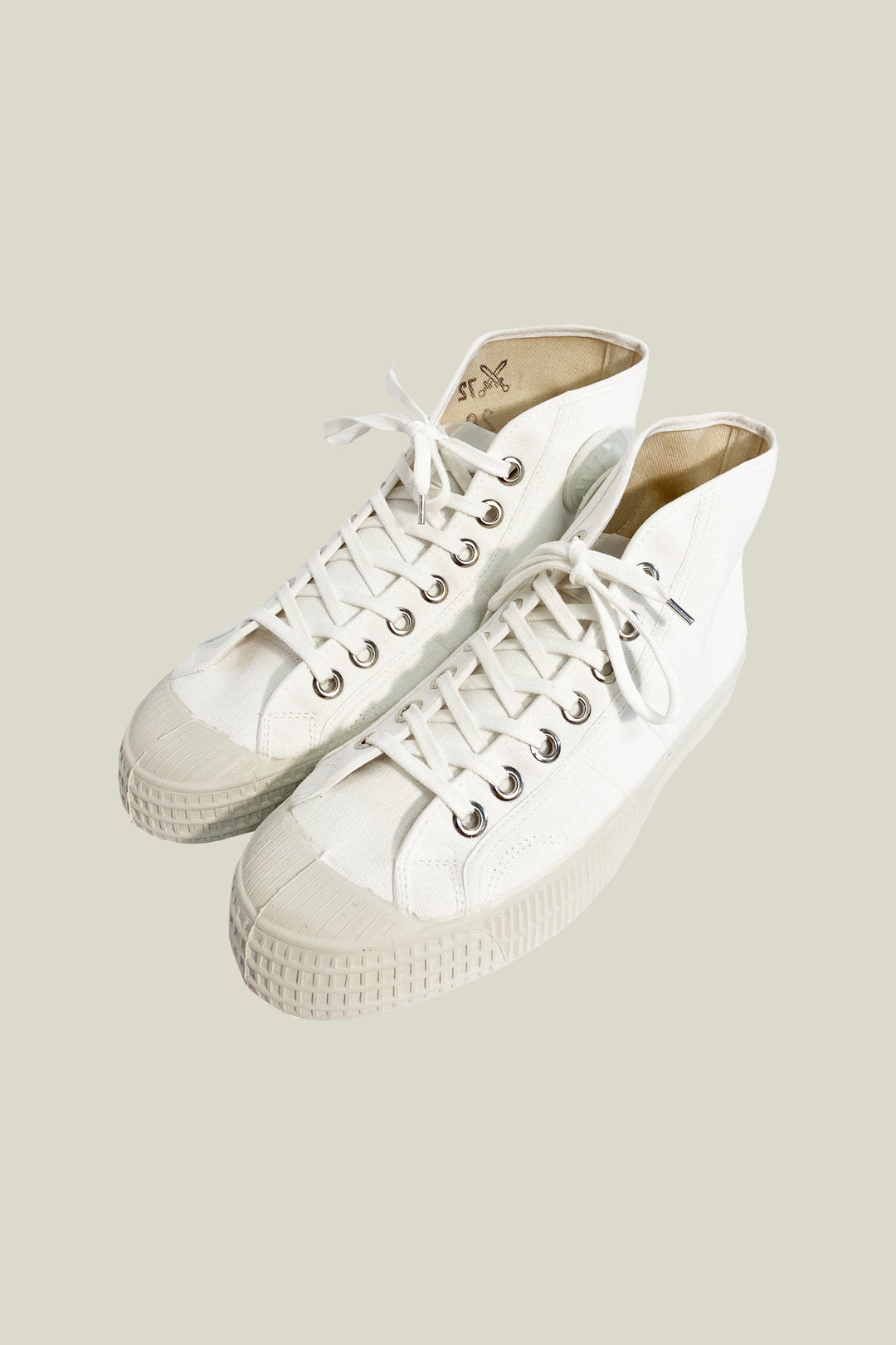 Basket "Trainers" - White