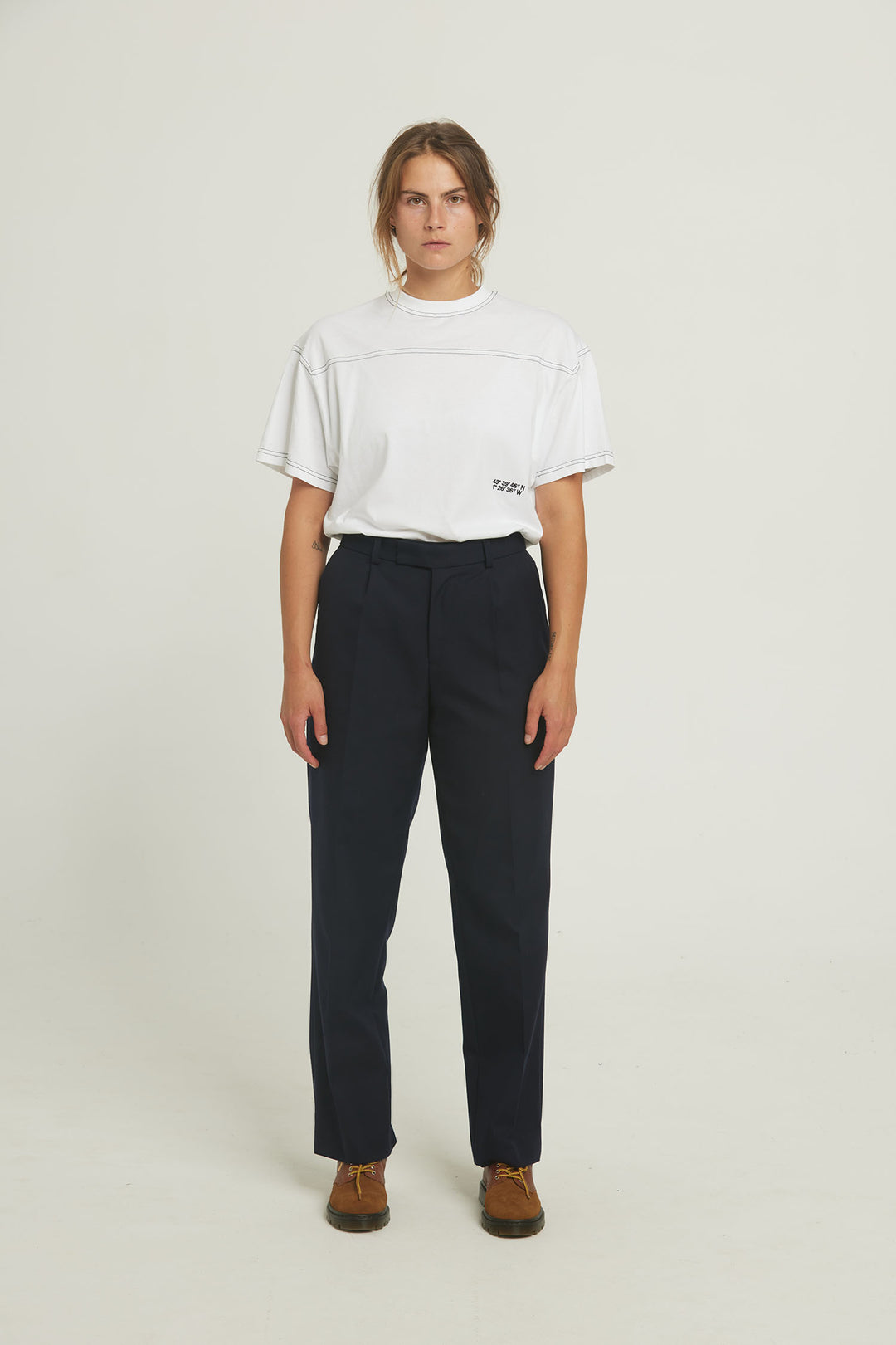 Pantalon droit "Officer" - Bleu marine porté par une femme
